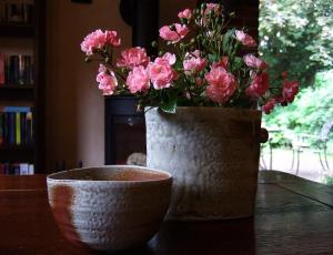 Birke Kästner, Detail, mit Blumen und japanischer Shigaraki-Chawan